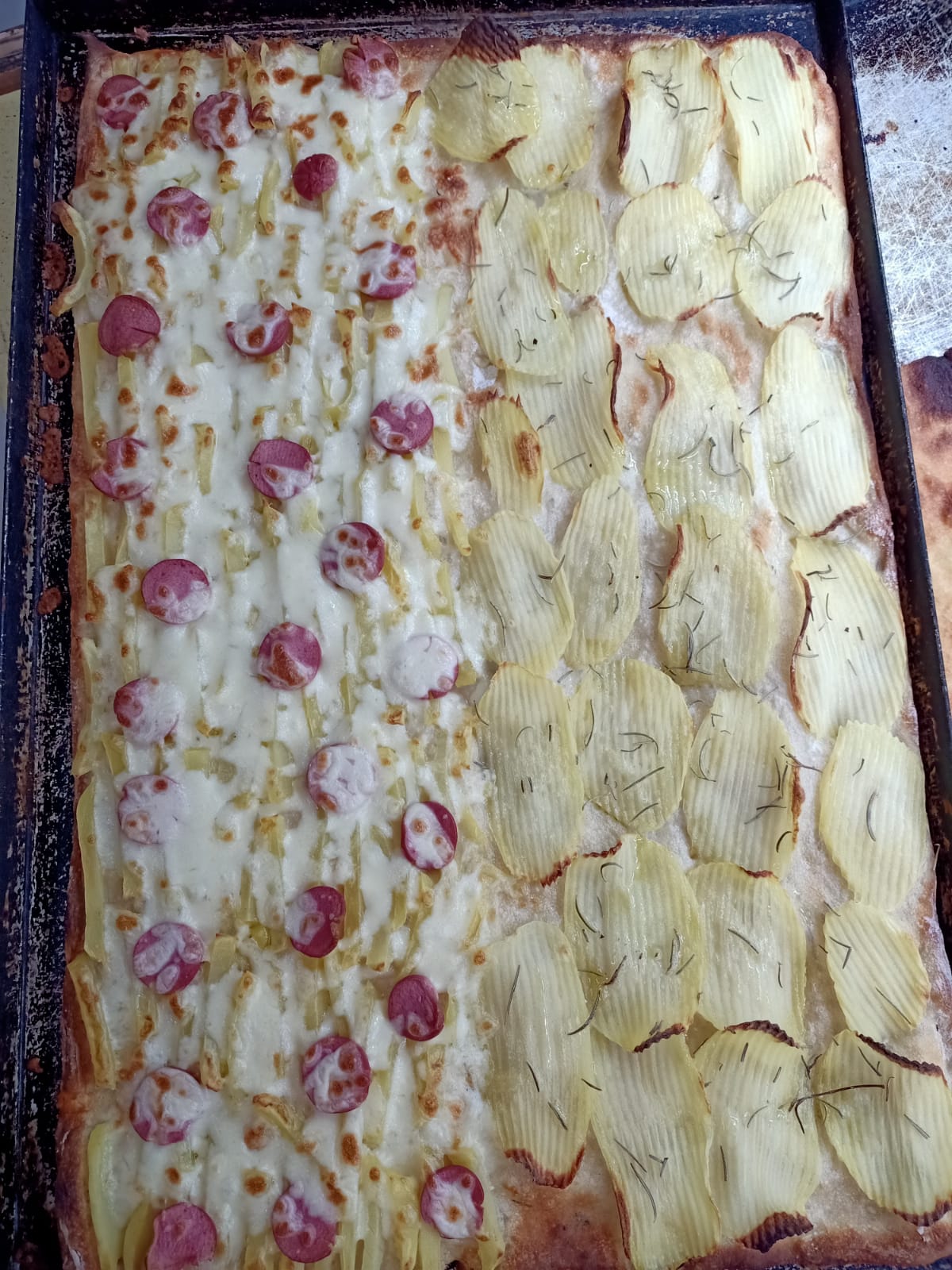 pizza patatine, wurstel e mozzarella